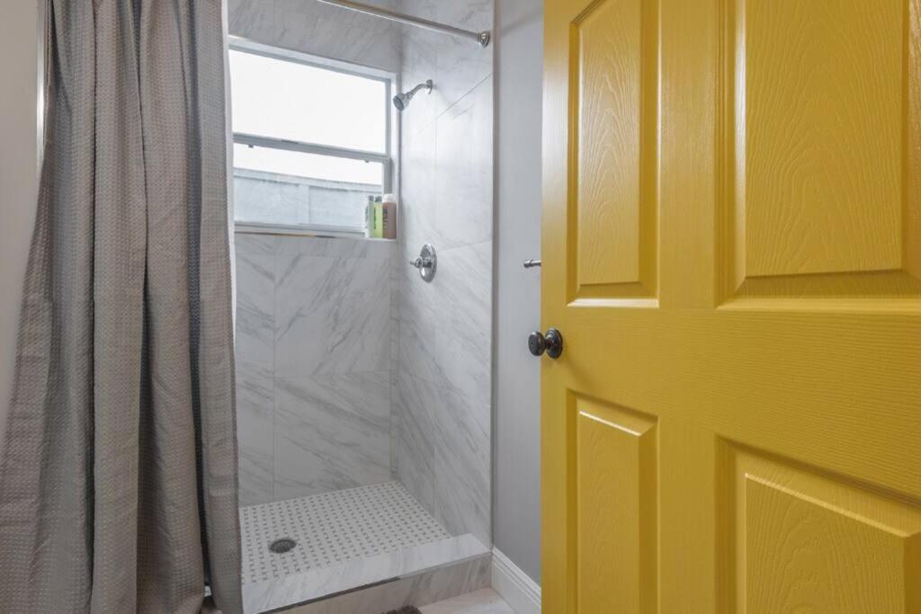 Gambino Getaway Shotgun Style Apt In The Heart Of Ybor City Tampa Kültér fotó
